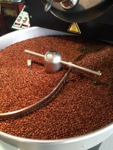 Frissen pörkölt kávébab a pörkölő hűtőtáljában